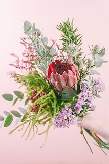 香るプロテアのストロベリースワッグ