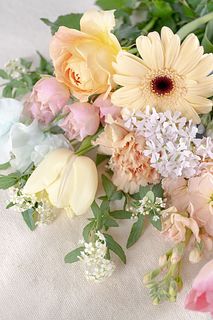 日本の伝統色「如月」のおまかせブーケ