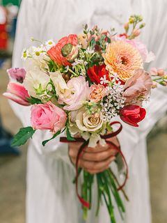 バレンタインに贈る フローリストのおまかせスパイラルブーケ（リボン付き）