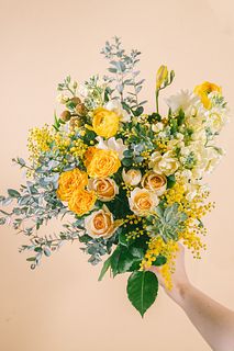 たっぷり！幸せを運ぶ「黄色とミモザ」のおまかせブーケ