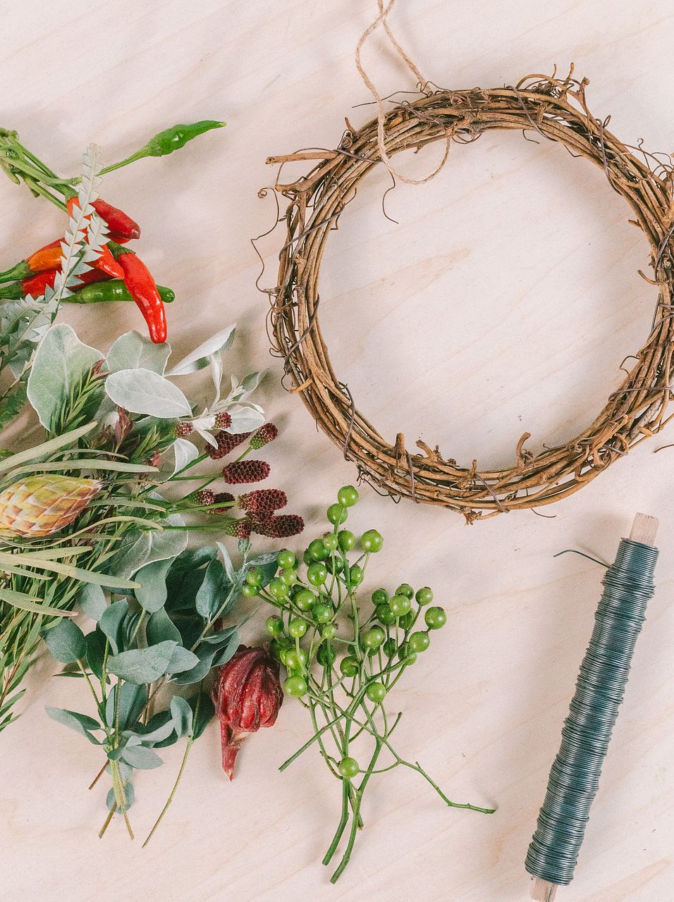 はるうさ＆グリーンと木ノ実小花のリース＆芍薬とグリーン小花リース2個セット グリーンと小花のドライフラワーリース(アイアンリース飾り付き