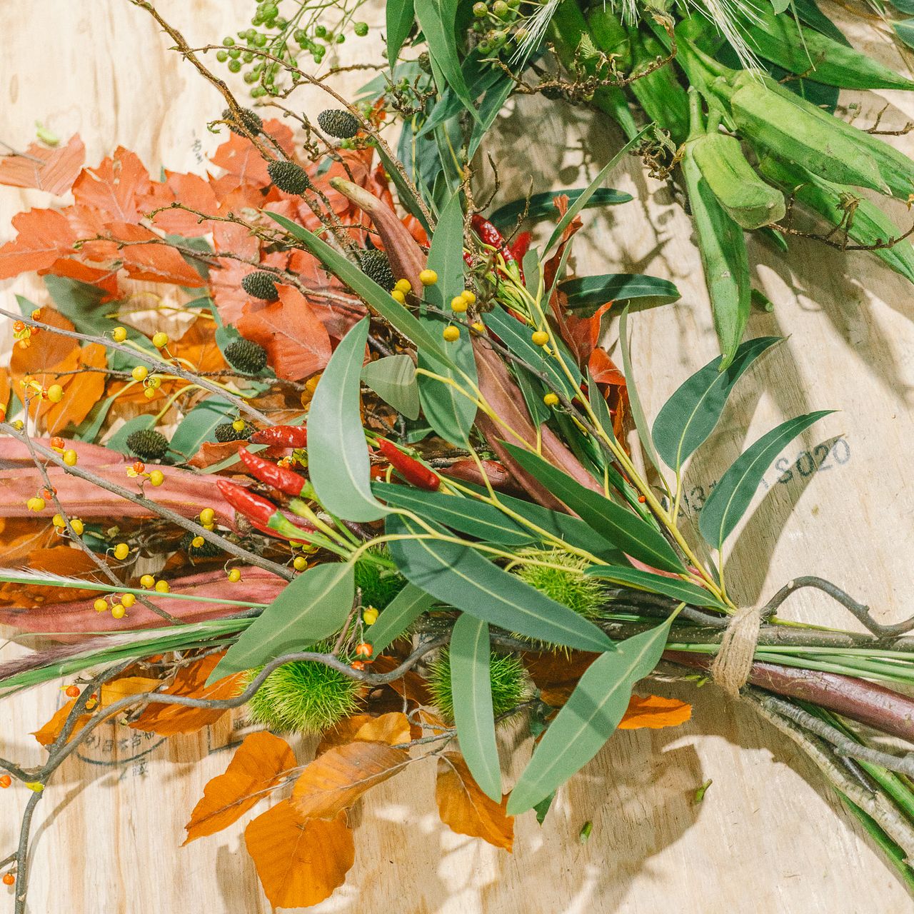 フローリストfumiyaがつくる秋色スワッグ