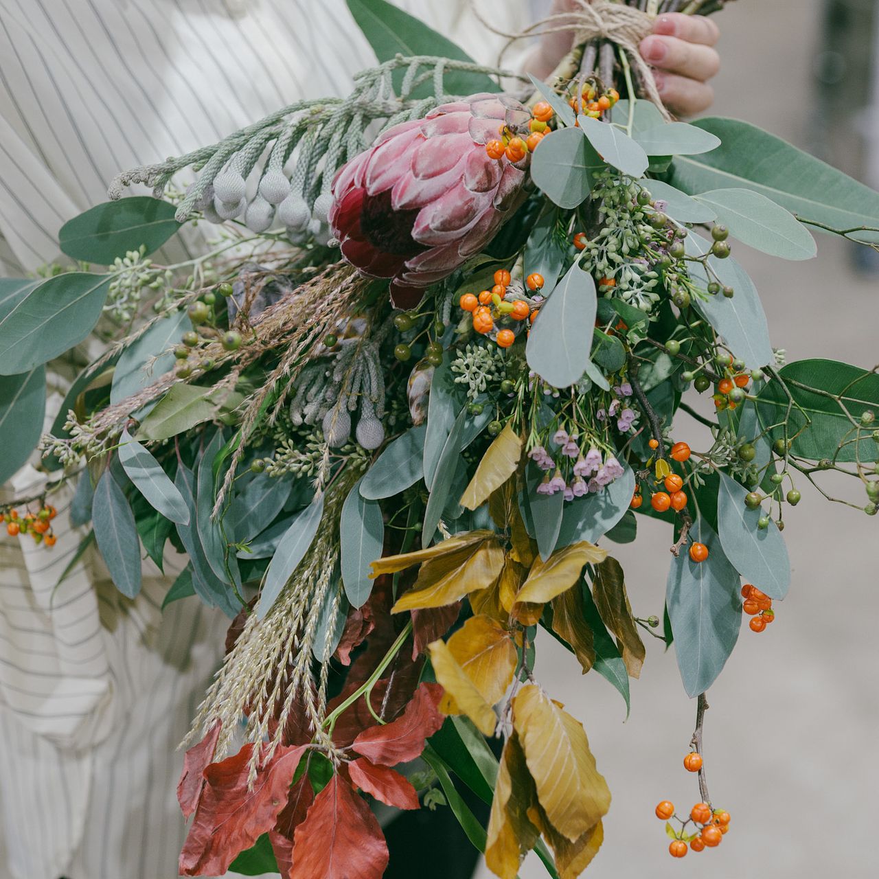 創作スワッグ　プロテア＆キュウイツル フローリストmikaがつくる「プロテアと秋のごろごろスワッグ」