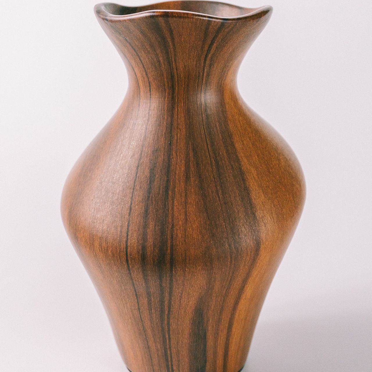 木の温もりを感じる「陶器製のフラワーベース」