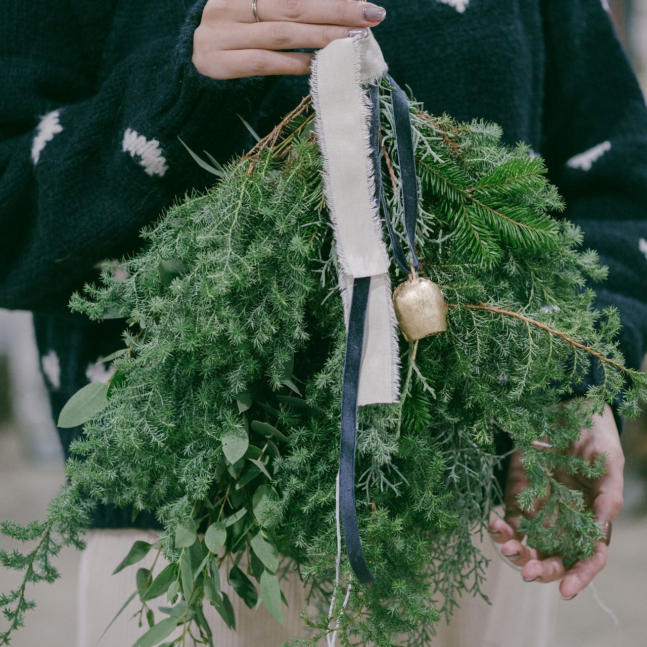 幸せを呼ぶ「クリスマスベルの針葉樹スワッグ」