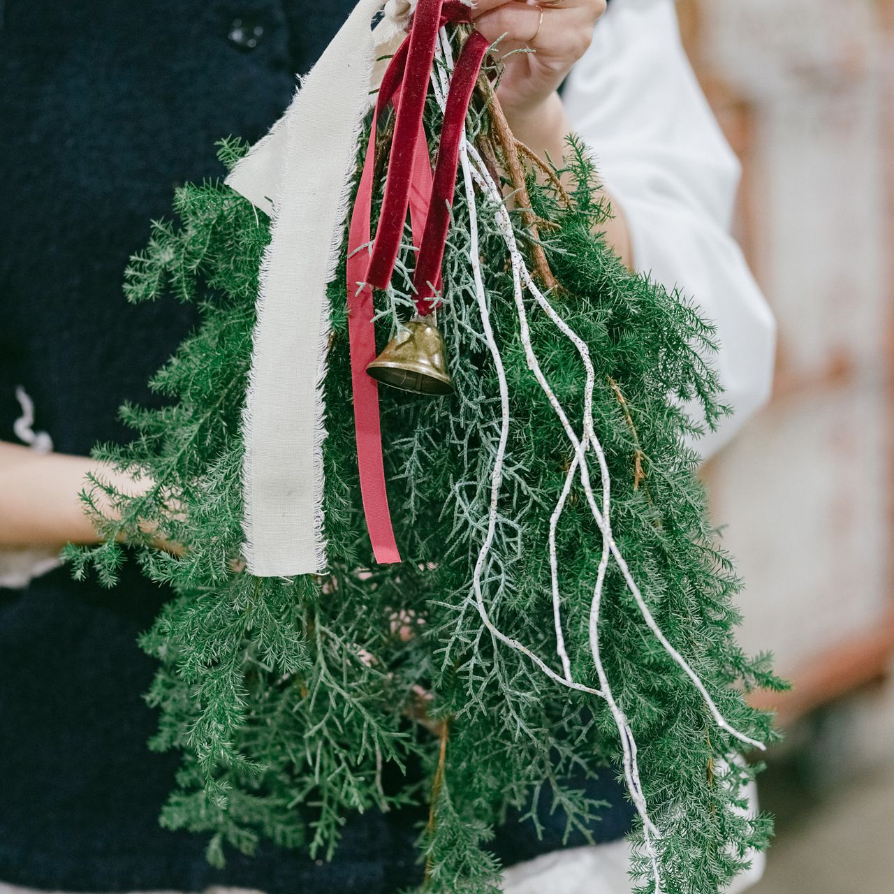 幸運を呼ぶ「クリスマスベルの針葉樹スワッグ」