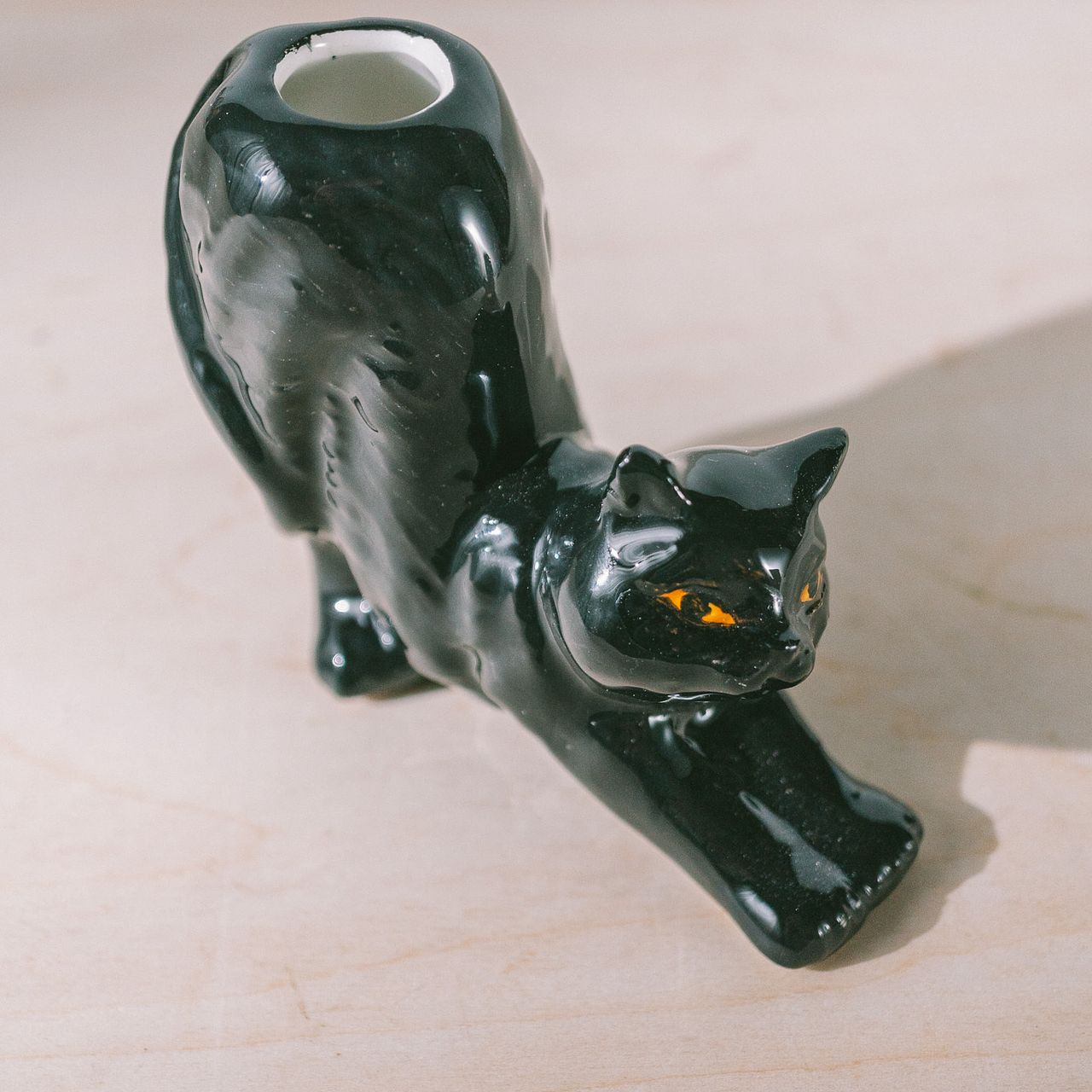 黒ネコの一輪挿し