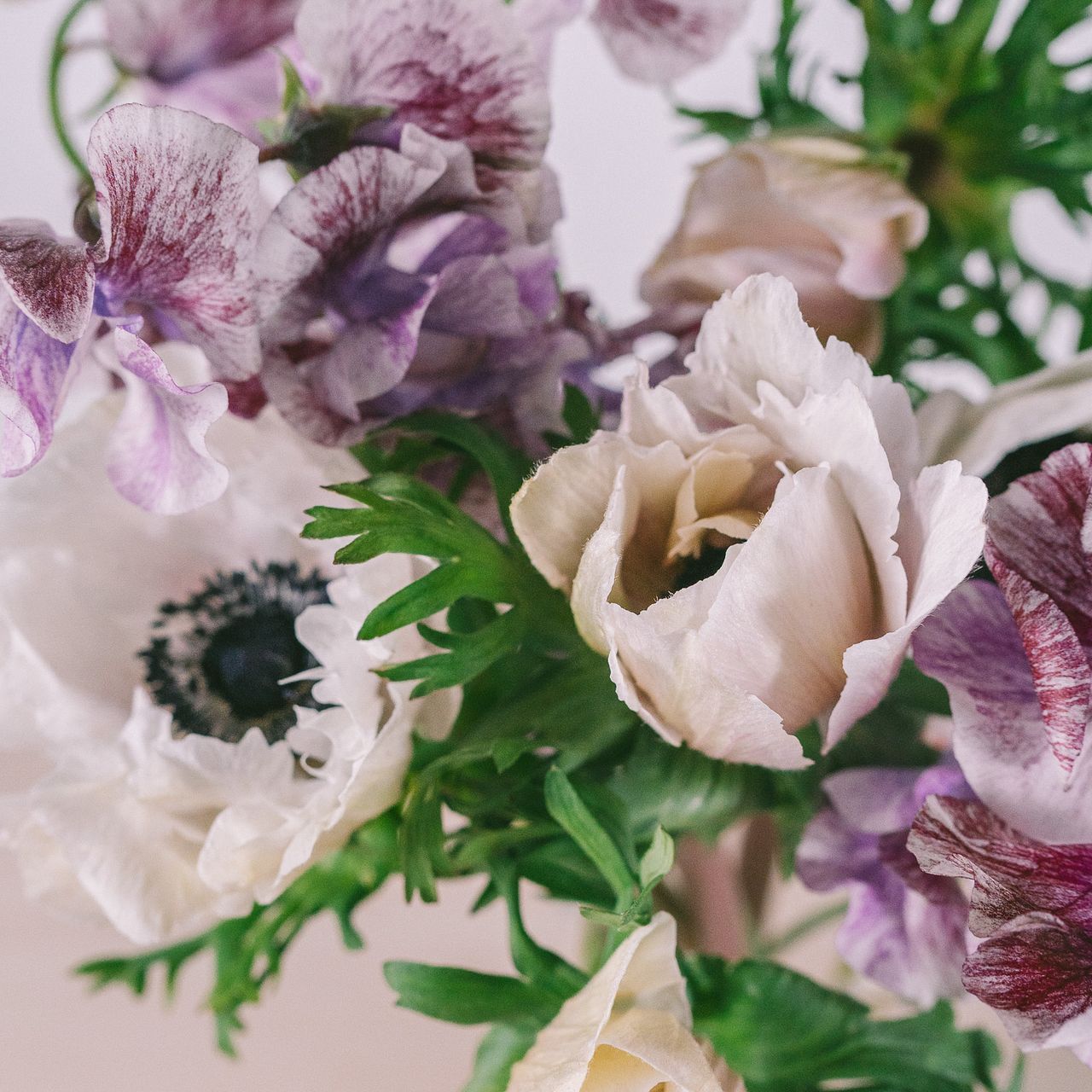 ホワイトアネモネと香るスイートピー