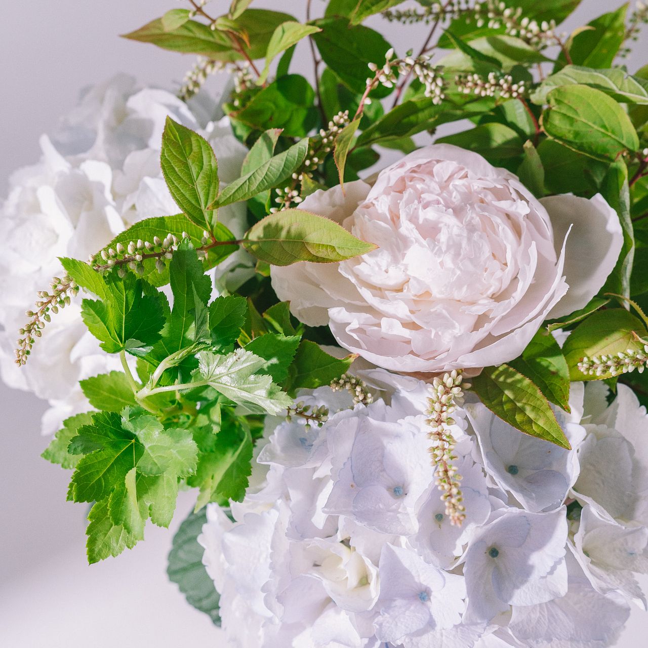 ホワイト紫陽花と芍薬のナチュラルブーケ
