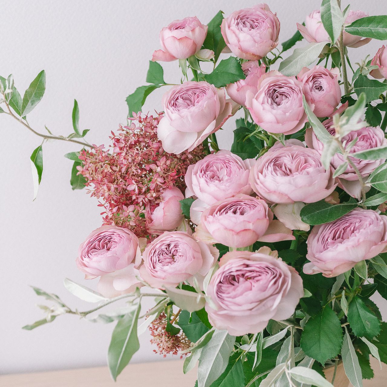 ヴィクトリアン天使のモーヴピンクシルク薔薇のスワッグ時代ものレア ピンクアナベルとモーヴティアラのブーケ