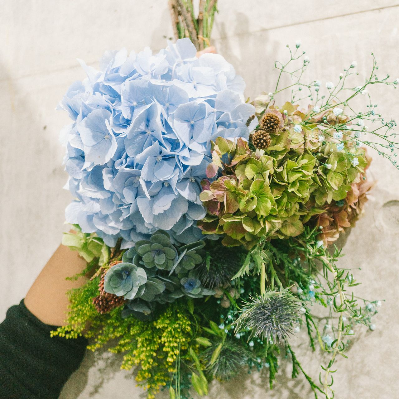 フローリストmikaがつくる「紫陽花のスペシャルスワッグ」