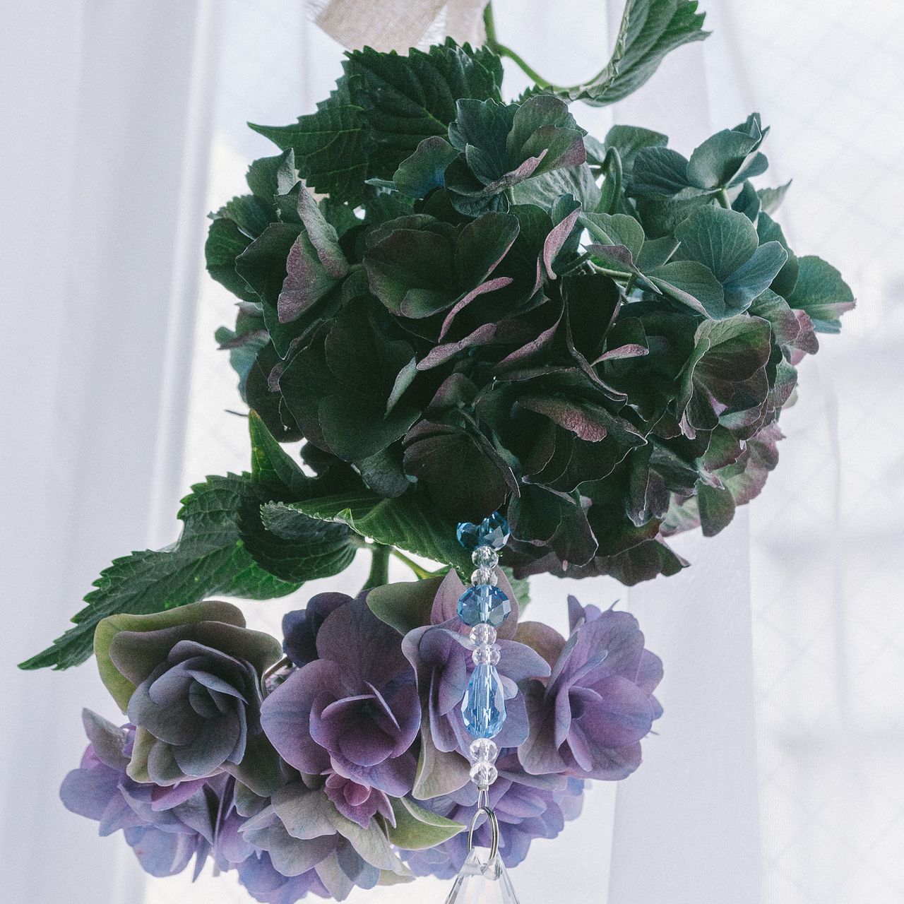 サンキャッチャー付き】紫陽花と光のしずくスワッグ