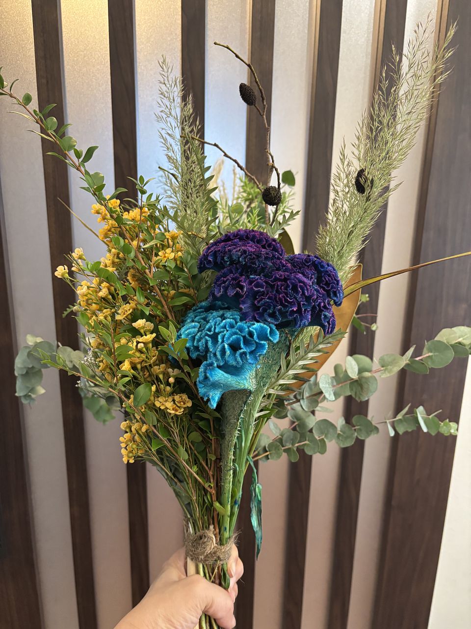 フローリストmikaがつくる「秋色ブルーのケイトウスワッグ」