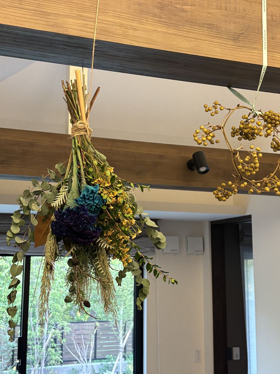 フローリストmikaがつくる「秋色ブルーのケイトウスワッグ」