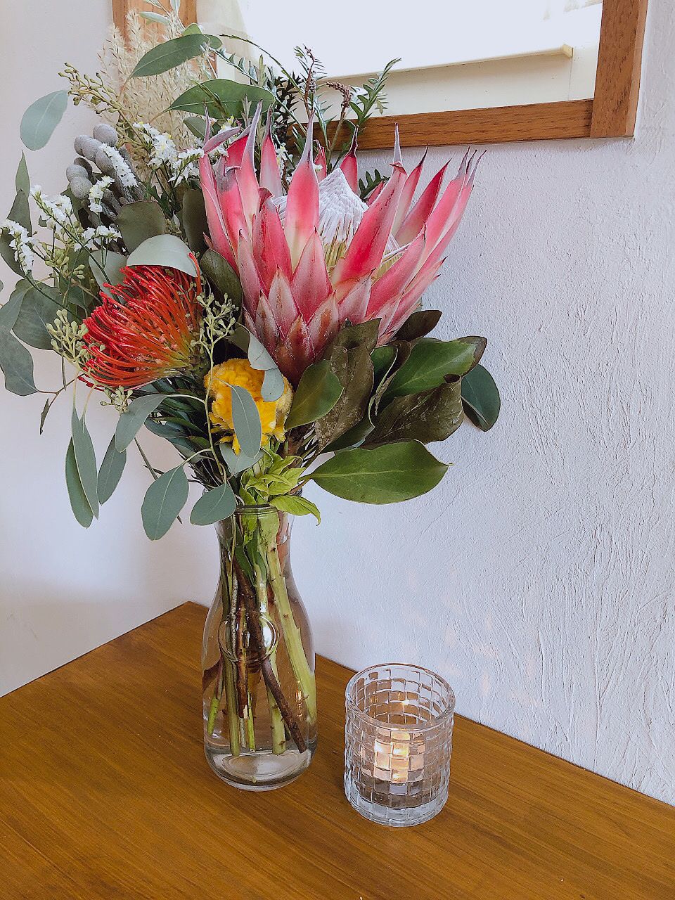 フローリストが作るキングプロテアがメインのスワッグ