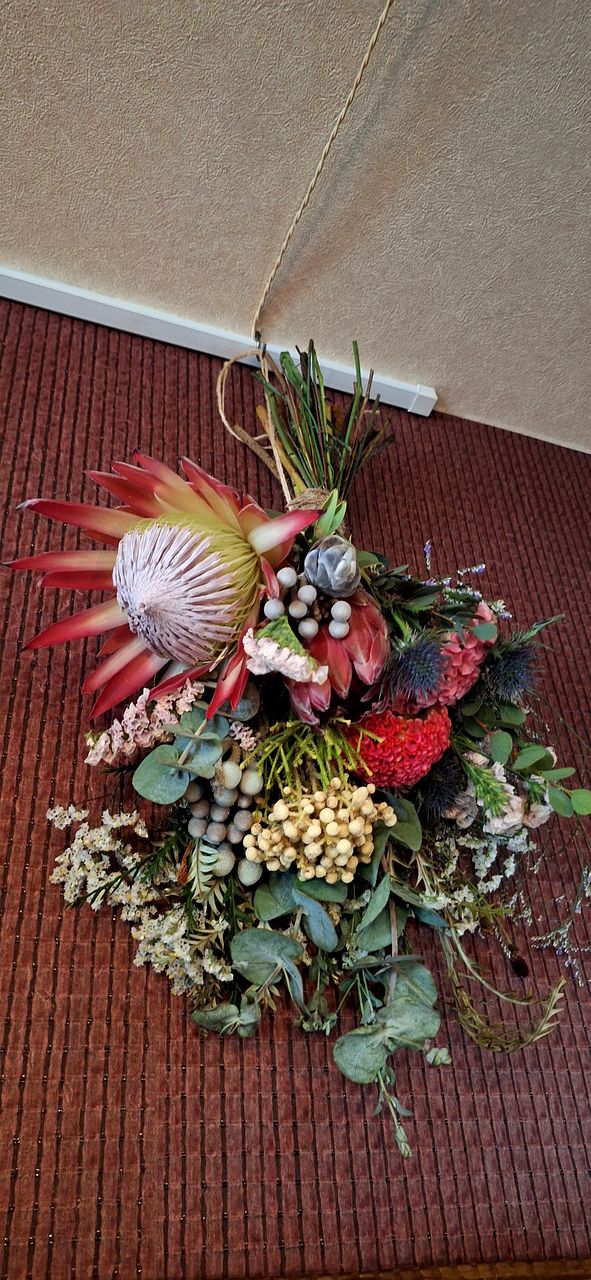 フローリストmikaがつくる「キングプロテアの高級スワッグ」