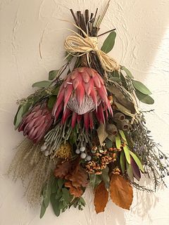 キングプロテアのハロウィンスワッグ