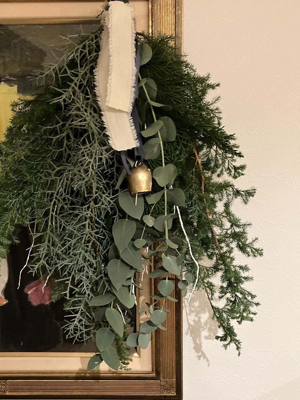 幸せを呼ぶ「クリスマスベルの針葉樹スワッグ」