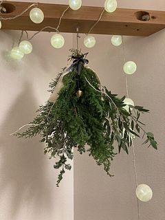 幸せを呼ぶ「クリスマスベルの針葉樹スワッグ」
