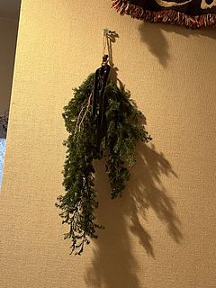 幸せを呼ぶ「クリスマスベルの針葉樹スワッグ」