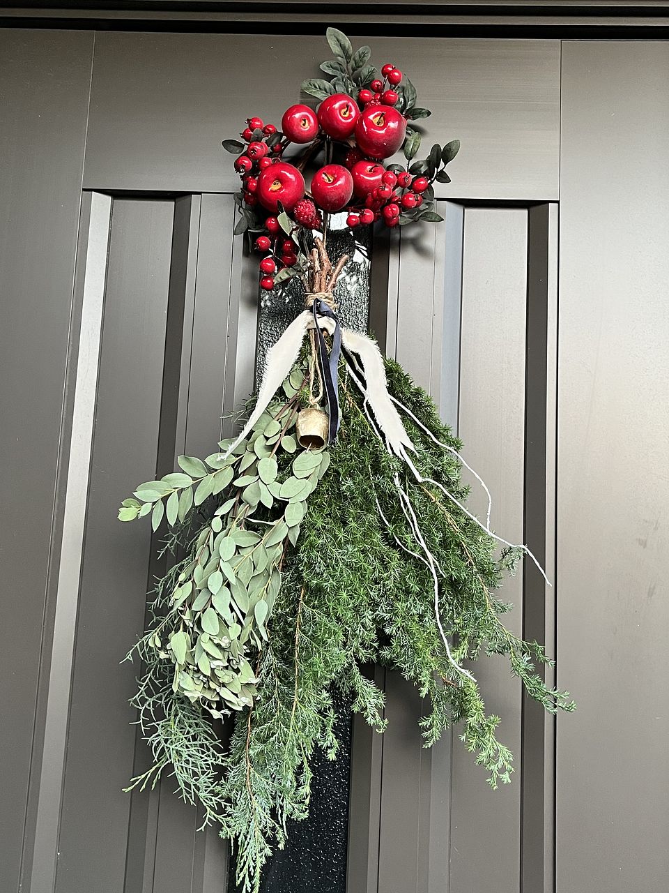 幸せを呼ぶ「クリスマスベルの針葉樹スワッグ」