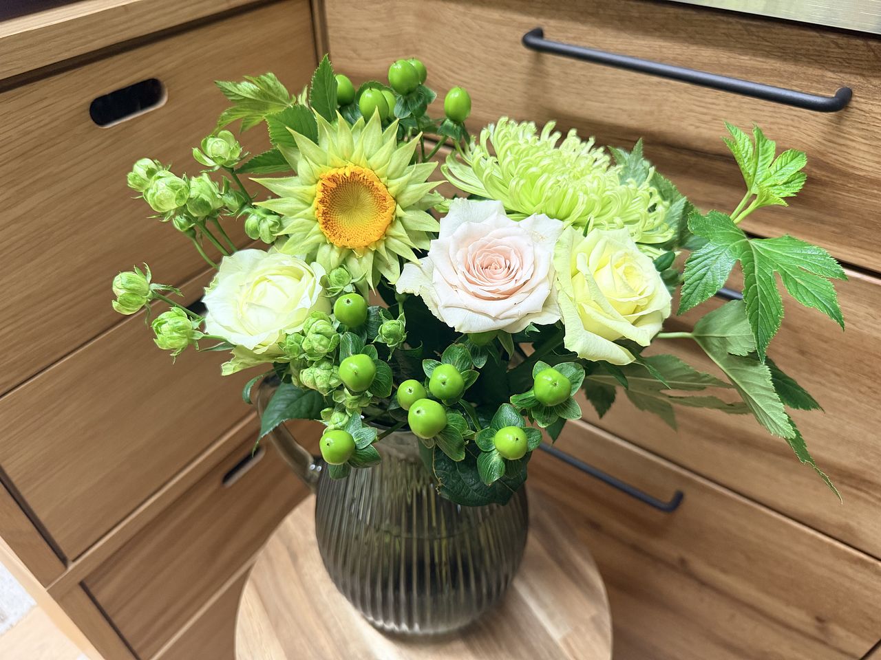 【大根侍】 ②助手席フラット【大花束グリーン】 FLOWER｜かわいい花束を【送料無料】でお届け！毎日お得なオンラインの