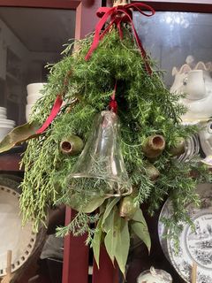幸運を呼ぶ「ガラスのベルの針葉樹スワッグ」